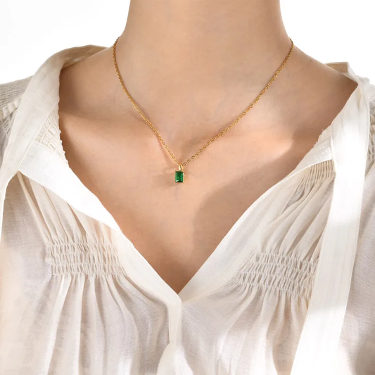 COLLAR DIJE CUDRADO CON ZIRCONIA VERDE