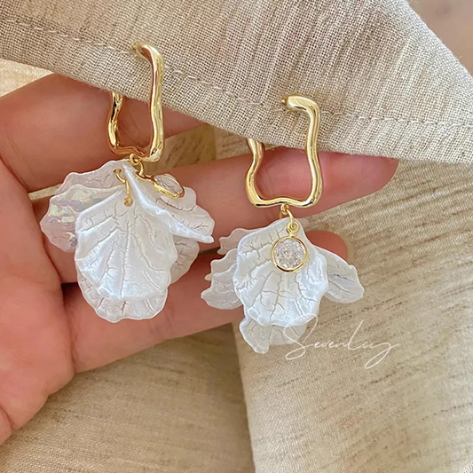 ARETESS CON FLOR BLANCA