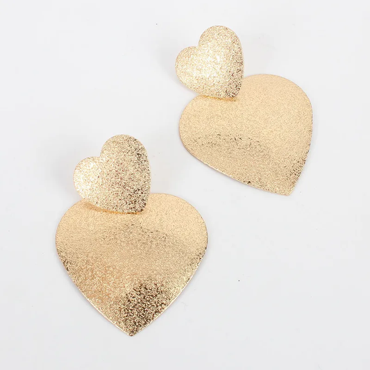 ARETES DOS CORAZONES DORADOS CON GLITTER